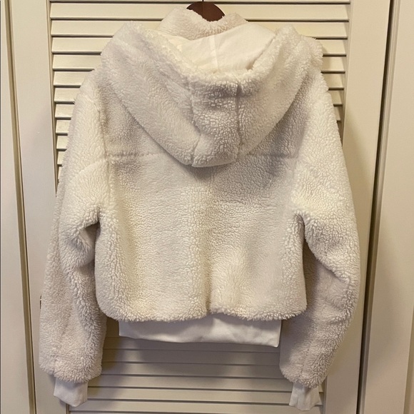 ALO Yoga Foxy Sherpa Jacket - Picture 10 of 11